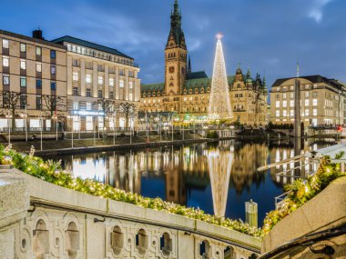 Rathaus hamburg, şehrin Noel ağacı, Kleine Alster 'ın ışıkları ve nehre giden merdivenler.