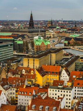 Kopenhag 'ın şehir merkezinin renkli binalarının hava görüntüleri, Danimarka