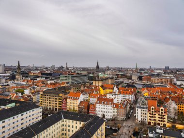 Danimarka 'nın tarihi Kopenhag şehri ve renkli binaları bulutlu bir günde