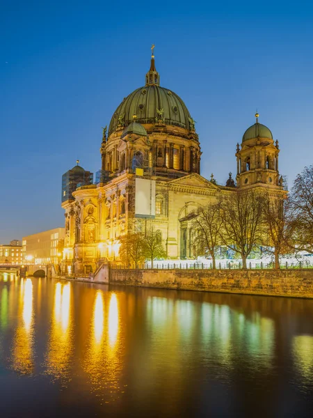 운하에 반사되어 베를린 대성당 — 스톡 사진