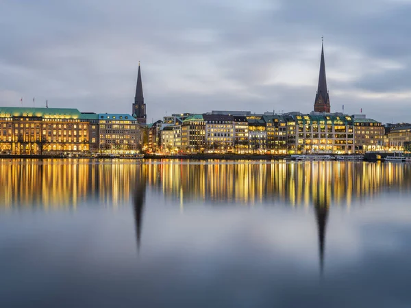 Panoramatické Záběry Města Hamburku Osvětlené Jezeře Binnenalster Zimním Večeru Německo — Stock fotografie