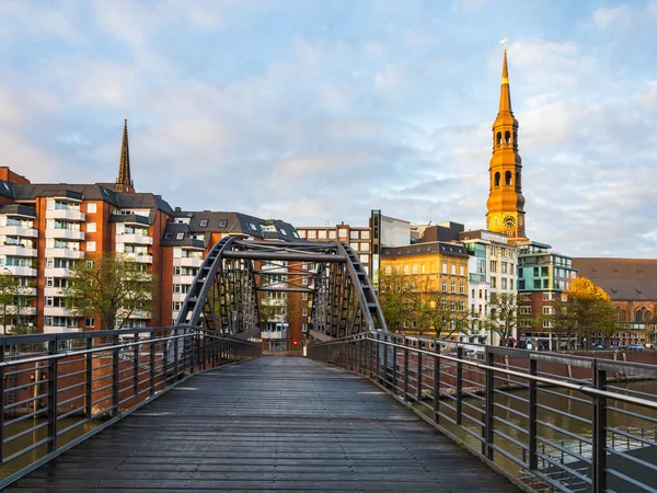 歴史的な赤レンガ造りの建物と石畳の橋 Hollndischer Fleet Bridge Hamburg Germany — ストック写真