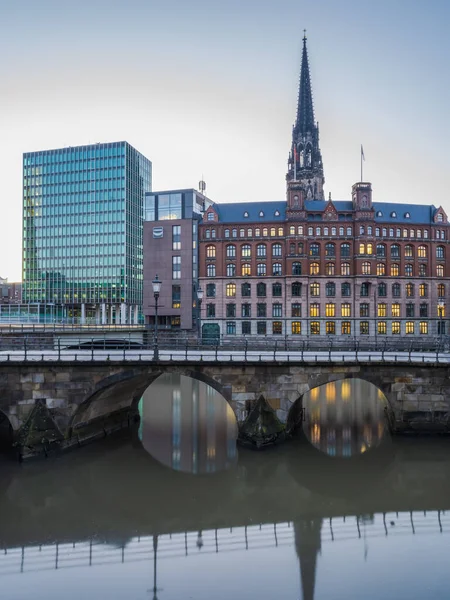 Historické Moderní Budovy Soumraku Lehkým Odrazem Kanálu Hamburku Německo — Stock fotografie