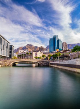 V ve A Rıhtım Kanalı ve Cape Town şehrinin arka planında masa dağı, Cape Town, Güney Afrika