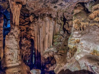 Cango Mağaraları Oudtshoorn 'daki Swartberg dağ sırasının eteklerinde güzel kireçtaşı oluşumları, Bahçe rotası, Batı Burnu, Güney Afrika