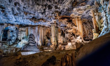Damlayan mineraller Cango Mağaraları, Oudtshoorn, Bahçe rotası, Batı Burnu, Güney Afrika 'da çatıdan sarkan Stalactite' ler.