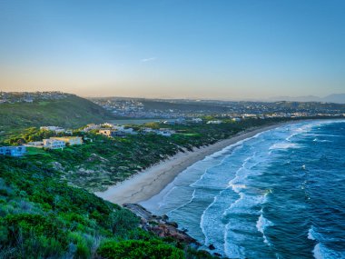 Plettenberg Körfezi plajı ve dağdaki evler, Garden Route, Batı Burnu, Güney Afrika