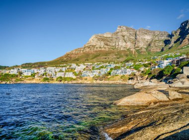 Bakbrush plajı ve Kamp Koyu evleri. Arka planda 12 Havari dağı, Cape Town, Güney Afrika.