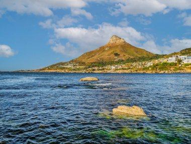 BakFırın plajı ve Kamp Koyu evleri. Arka planda Aslan Başı dağı, Cape Town, Güney Afrika.