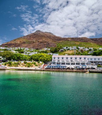 Simon 's Town Liman Restoranları, dükkanlar ve evler arka planda dağ yamaçları, yarımada, Cape Town, Güney Afrika