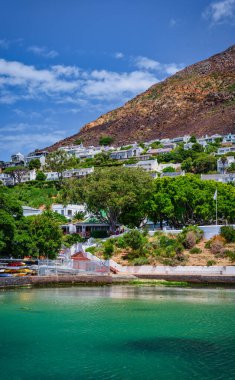 Simon 's Town Rıhtımı' nın dikey görüntüsü turkuaz su ve arka plandaki dağ yamaçlarındaki evler, yarımada, Cape Town, Güney Afrika