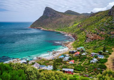 Smitswinkel Körfezi 'nin tenha sahil köyü turkuaz suyla çevrili dağ, Cape yarımadası, Cape Town, Güney Afrika