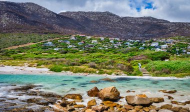 Turkuaz plajlı ve kaya parçalı Scarborough Koruma Köyü, Cape Peninsula, Cape Town, Güney Afrika