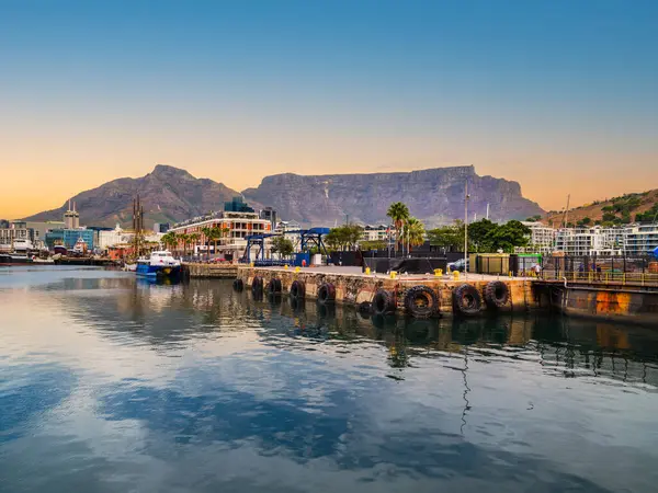 V ve A Waterfront ve Cape Town şehrinin arka planında masa dağı, Cape Town, Güney Afrika