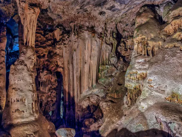 Cango Mağaraları Oudtshoorn 'daki Swartberg dağ sırasının eteklerinde güzel kireçtaşı oluşumları, Bahçe rotası, Batı Burnu, Güney Afrika