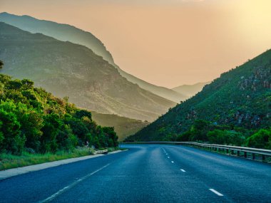 Worcester 'dan Cape Town' a, Güney Afrika 'daki yüksek dağlardan geçen dolambaçlı bir yol.