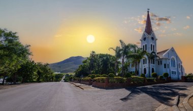Günbatımında NG Kerk Kilisesi ve Riebeek-Kasteel Köyü, Batı Burnu, Güney Afrika
