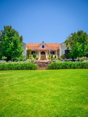 Ormonde, Darling, Güney Afrika 'da Hollanda tarzı bir şarap çiftliğinin dikey çekimi.