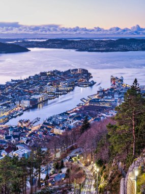 Bergen şehri alacakaranlıkta aydınlandı ve Funicular izleri Tippetue Viewpoint, Norveç 'e doğru ilerliyor.