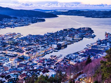 Bergen şehri ve limanı gün batımından sonra aydınlandı, Norveç