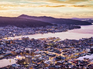 Buikdings ve sokaklar gün batımından sonra aydınlanır Sentrum, Bergen, Norveç 'te
