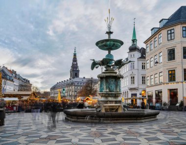 Danimarka 'nın başkenti Kopenhag' ın merkezinde bulunan Stork Fountain, Amagertorv 'un uzun pozlu görüntüleri.