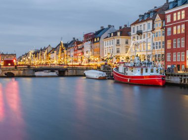 Eski Nyhavn limanının renkli binası Kopenhag, Danimarka yılbaşı ışıklarıyla aydınlandı.