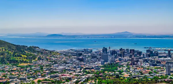 Cape Town şehir manzarasının açık bir yaz gününde Masa Dağı 'ndan panoramik görüntüsü, Güney Afrika