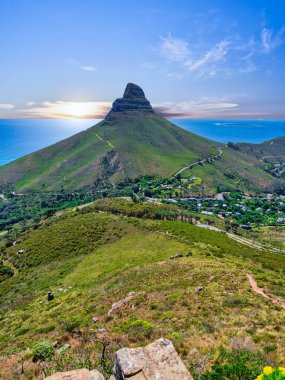 Lion 's Head' in Kloof 's Corner' dan dikey çekimi ön planda kayalar, Atlantik Okyanusu arkaplanı, açık bahar öğleden sonra, Cape Town.