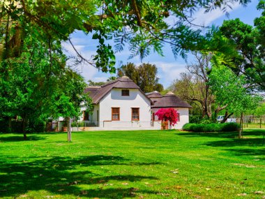 Bereketli bahçeli ağaçlar, Robertson, Batı Burnu, Güney Afrika 'daki Cape Dutch çiftlik evi.