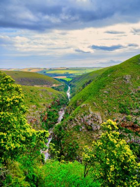 Langeberg Dağları boğazında uzanan Tradouw Nehri 'nin dikey çekimi mavi gökyüzü, beyaz bulut öğleden sonra, Suurbraak, Overberg, Batı Burnu, Güney Afrika