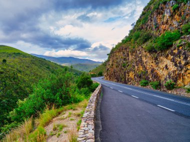 Langeberg Dağları 'ndaki dolambaçlı yol Tradouw Geçidi, Suurbraak, Overberg, Batı Burnu, Güney Afrika