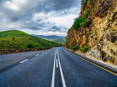 Langeberg Dağları 'nda Tradouw Geçidi, Suurbraak, Overberg, Batı Burnu, Güney Afrika' ya uzanan kıvrımlı bir yol.