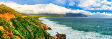Günbatımında Kogel Körfezi ve Kogelberg Dağı 'nın panorama çekimi, Batı Burnu, Güney Afrika