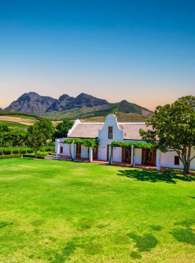 Güney Afrika, Franschhoek 'teki Babylonstoren Şarap Konağı' ndaki Hollanda Burnu çiftlik evinin dikey görüntüsü.