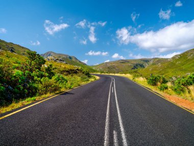 R45, çeşitli dağ manzaraları Haweqwa Doğa Rezervi 'nin kayalık vadileri, Franschhoek, Güney Afrika
