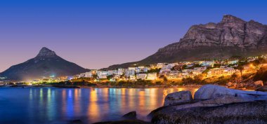 Lion 's Head, Kamp Koyu ve Fırın' ın panorama çekimi Atlantik Okyanusu, Cape Town, Güney Afrika 'yı aydınlatan ışıklarla aydınlatıldı.