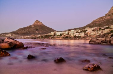 Beta Sahili, Cape Town, Güney Afrika 'dan alacakaranlıkta Lion' s Head ve Kamp Koyu