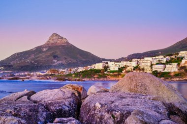 Lion 's Head Dağı ve Kamp Koyu' nda gün batımında ön planda kayalar, Cape Town, Güney Afrika