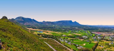 Arka planda Ou Kaapse Weg, Cape Town, Güney Afrika 'dan Masa Dağı sırasıyla Constantia ve Tokai' nin Panorama çekimi.