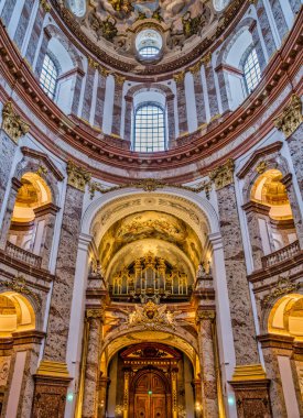 Avusturya, Viyana 'daki Karlsplatz' daki Karlskirche kilisesinin iç mimarisi.