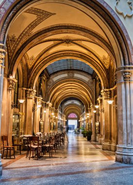 Avusturya, Viyana 'daki Ferstel Paris alışveriş merkezinin dikey görüntüsü.