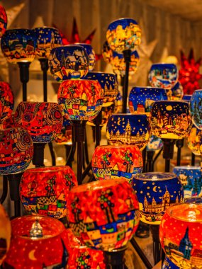 Noel 'de, Viyana, Avusturya' da bir dükkanda aydınlatılmış cam lambalara el yapımı sanat eserleri basıldı.