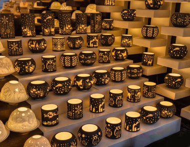 Ahşap rafta farklı sanat eserleri parlayan siyah ve sarı renkli lamba, Viyana, Avusturya