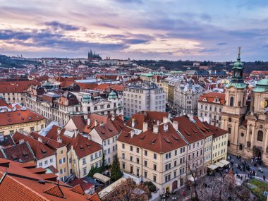 Prag şehrinin tarihi binalarının renkli bulut günbatımında, Prag, Çek Cumhuriyeti