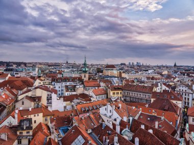 Mala Strana 'nın renkli gökyüzü öğleden sonra havadan çekimi, Prag, Çek Cumhuriyeti