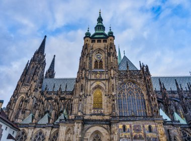 Saint Vitus Katedrali 'nin kapalı çekimleri bulutlu gökyüzü öğleden sonra, Prag, Çek Cumhuriyeti