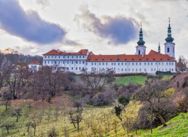 Strahov Manastırı kış öğleden sonra, Prag, Çek Cumhuriyeti 'nde tepede inşa ediliyor.