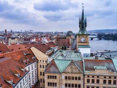 Çek Cumhuriyeti Prag 'ın tarihi binalarının altından nehir akıyor.