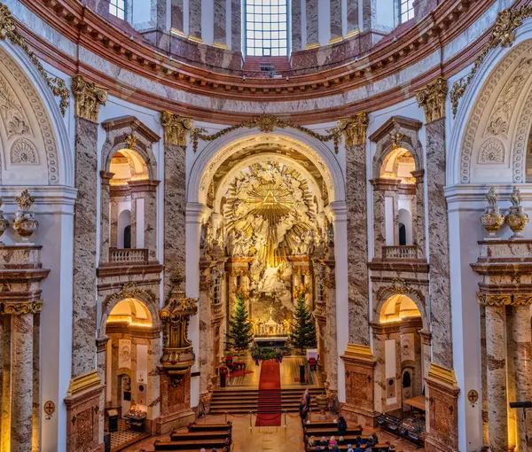 Avusturya, Viyana 'daki Karlsplatz' daki Karlskirche kilisesinin iç mimarisi.